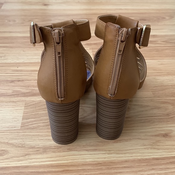 Madden NYC high heeled summer sandal. Size 7.5. Worn one time! Good as new - Picture 3 of 5